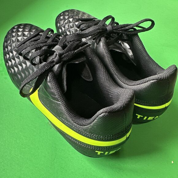 Nike Tiempo Youth Soccer Cleats Size 6Y - Picture 3 of 4